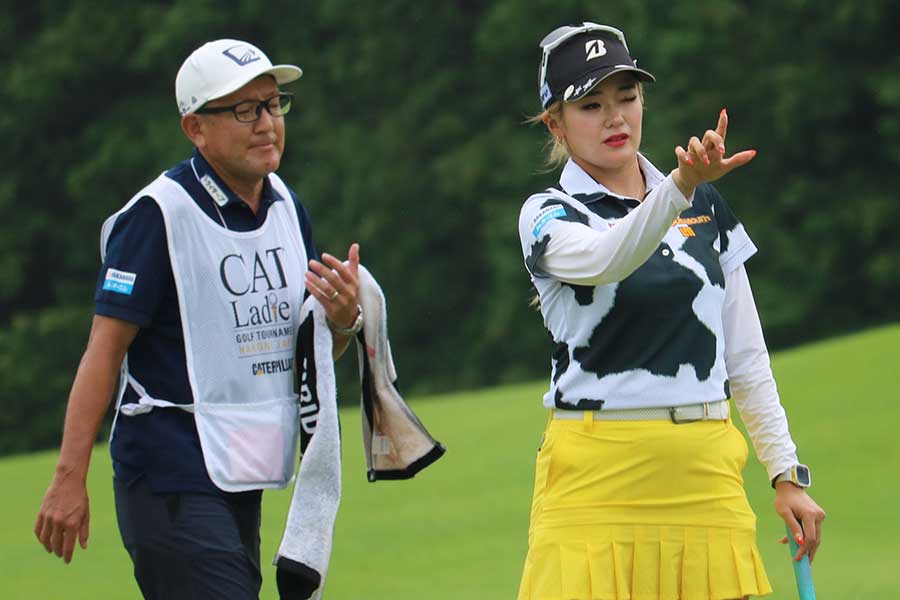 優勝を飾った全英女子オープン以来のタッグとなった小田亨キャディー(左)と桑木志帆【写真:柳田通斉】
