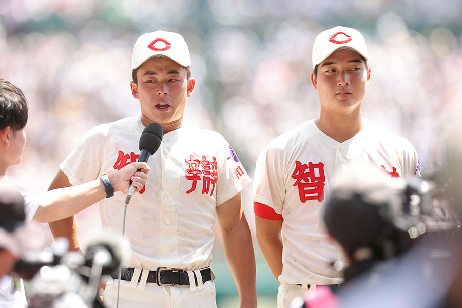 優勝した智弁和歌山の主将・松本虎太郎(左)【写真:スポーツ報知/アフロ】