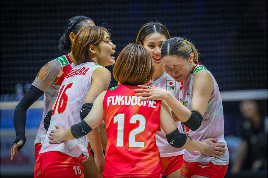 得点に喜ぶ鴫原ひなたら日本の選手たち【写真：Volleyball World提供】