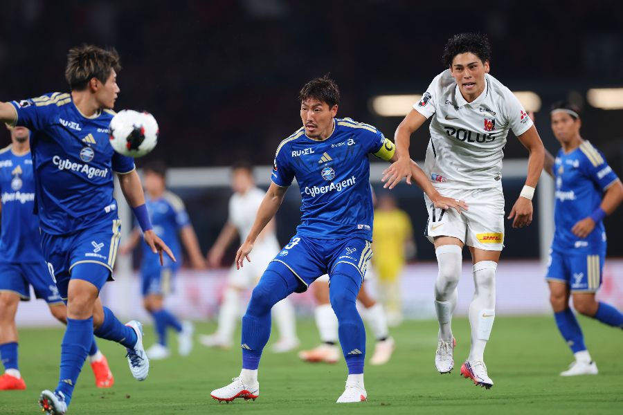浦和戦に出場した町田の昌子源(中央)【写真:森田直樹/アフロスポーツ】