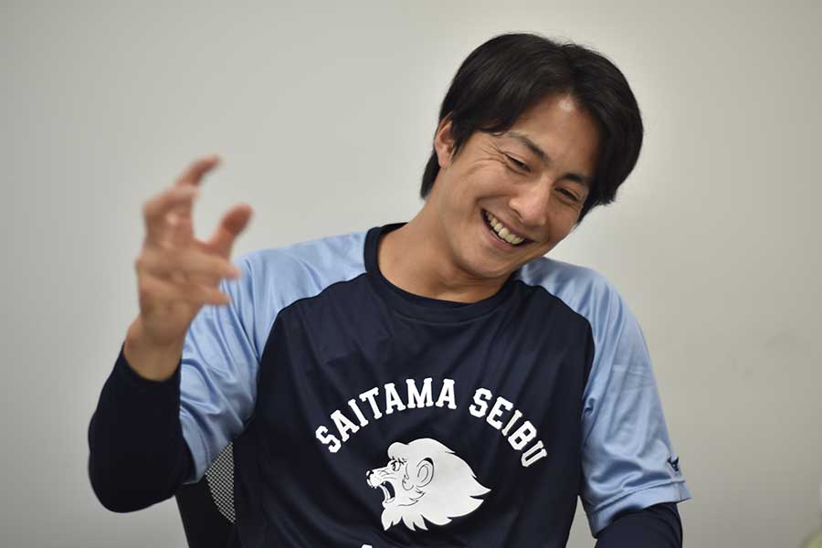 森脇は「魔王フォーク」の練習を楽しそうに振り返る【写真:羽鳥慶太】