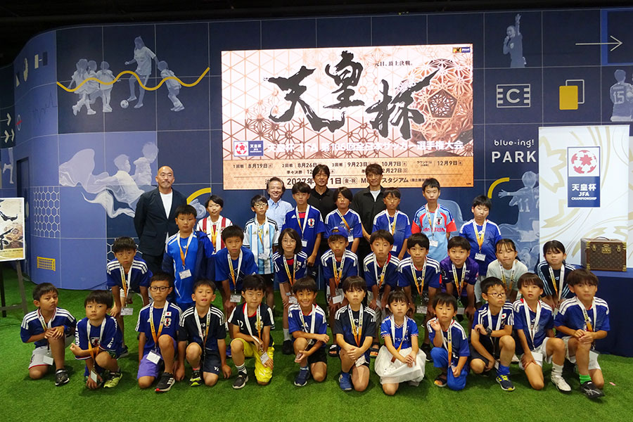 宮本会長、名波氏と記念撮影におさまった小学生たち【写真:JFA/PR】