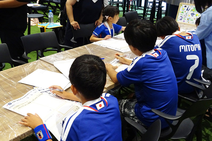 イベント終了後、得られた情報を基に新聞を制作【写真:JFA/PR】