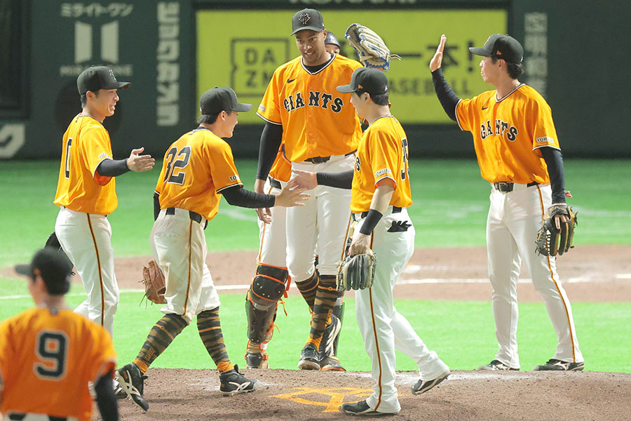 9回から登板したマルティネス（中央）が無失点に抑えてタッチを交わす巨人ナイン【写真：スポーツ報知/アフロ】