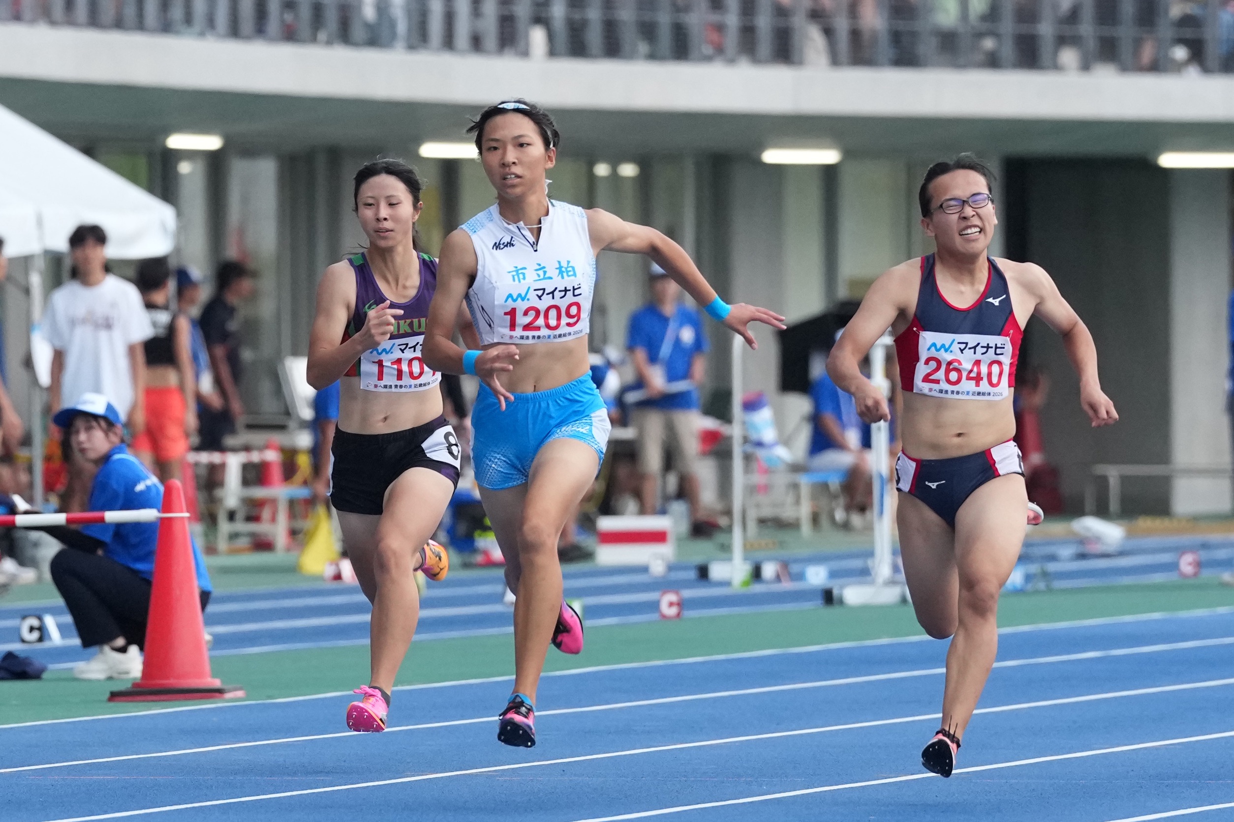200メートル決勝で優勝した山田（中央）【写真：井上学】