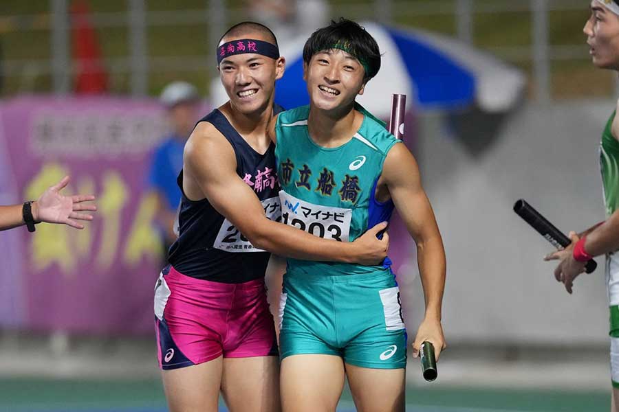 男子4×100メートルリレー決勝でアンカーとして競り合った土井カハル(左)と片山瑛太【写真:井上学】