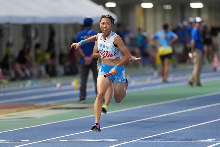 4×100メートルリレーで力走する山田【写真：井上学】