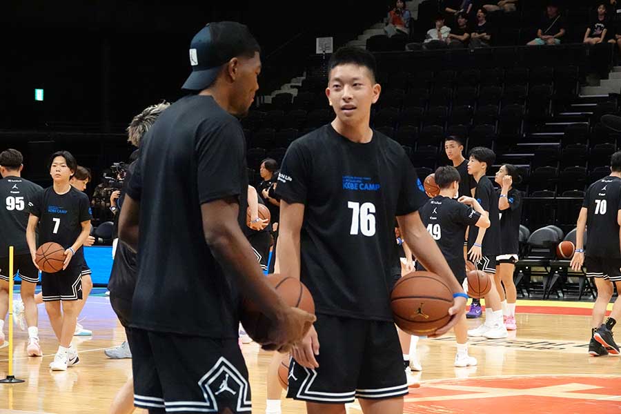 八村塁（左）に積極的に質問した坂上史龍【写真：鉾久真大】