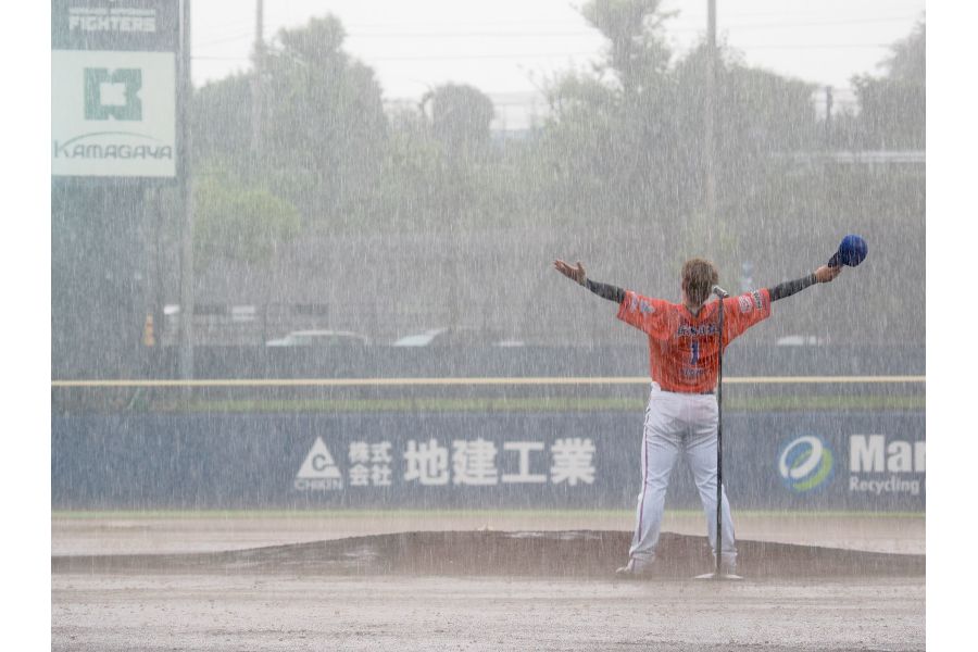 豪雨の中の引退セレモニー、陽は鎌ケ谷への感謝を体で表した【写真;羽鳥慶太】