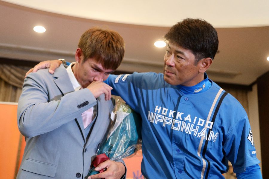 引退会見に稲葉さん(右)が現れると陽は号泣【写真:羽鳥慶太】