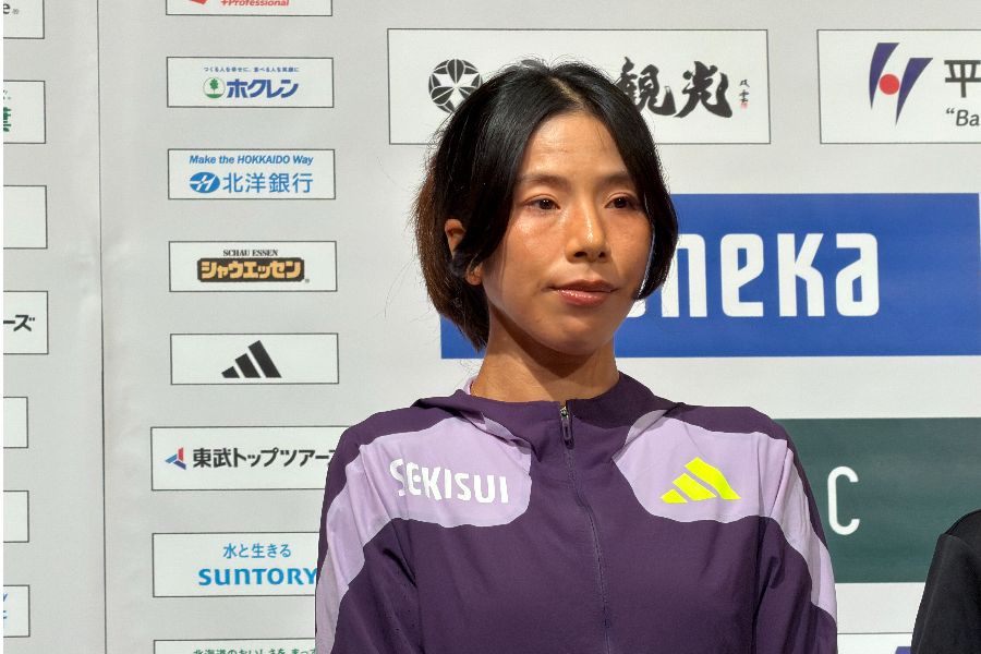 北海道マラソンの会見に登壇した新谷仁美【写真:編集部】