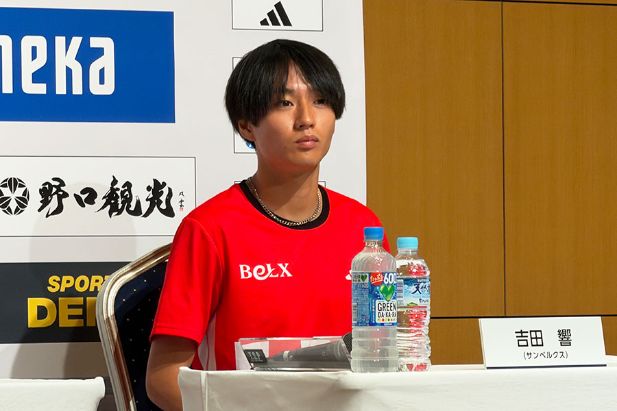 記者会見に臨んだ吉田響【写真:編集部】