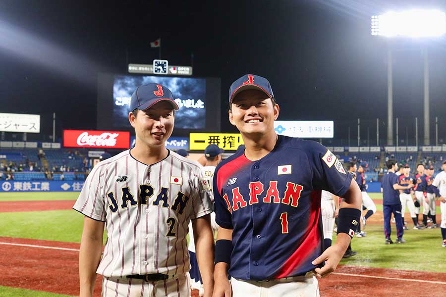 試合後、山田（左）と並んで笑顔を見せる渡部【写真：羽鳥慶太】