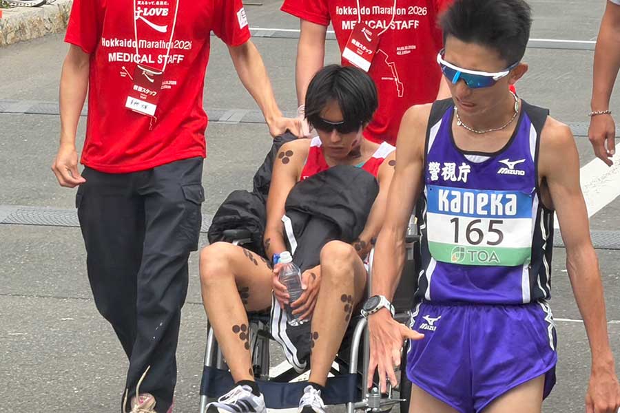 北海道マラソン後、車いすで救護室に運ばれた吉田響【写真：上田悠太】