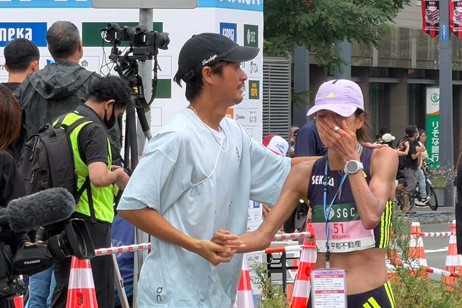北海道マラソンを制した新谷仁美(右)【写真:上田悠太】