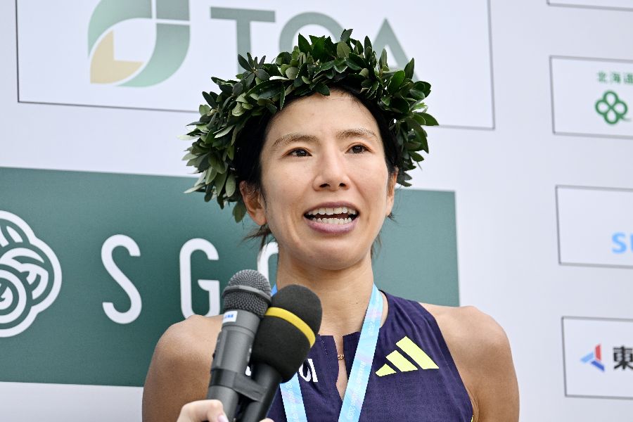 北海道マラソンで優勝し、インタビューに応じる新谷仁美【写真:松尾/アフロスポーツ】