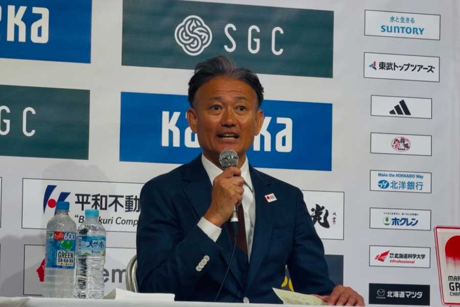 レースを総括した高岡SD【写真:上田悠太】