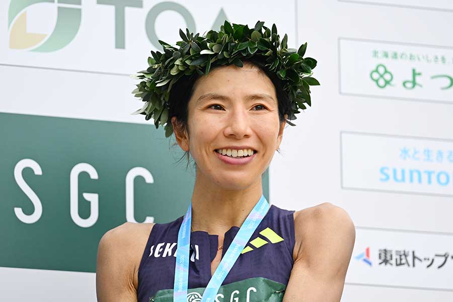 北海道マラソンを制した新谷仁美【写真：松尾/アフロスポーツ】