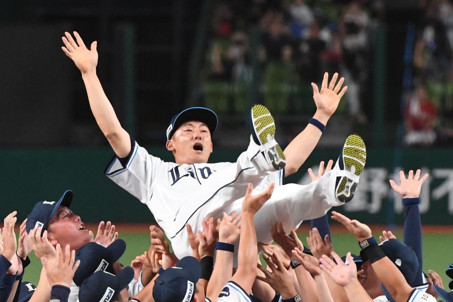 引退試合後、胴上げされた栗山巧【写真:産経新聞社】