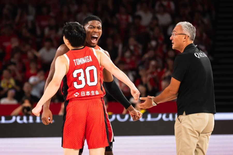 八村塁(奥)と富永啓生に近寄るカタールのハカン・デミルHC(右)【写真:FIBA提供】