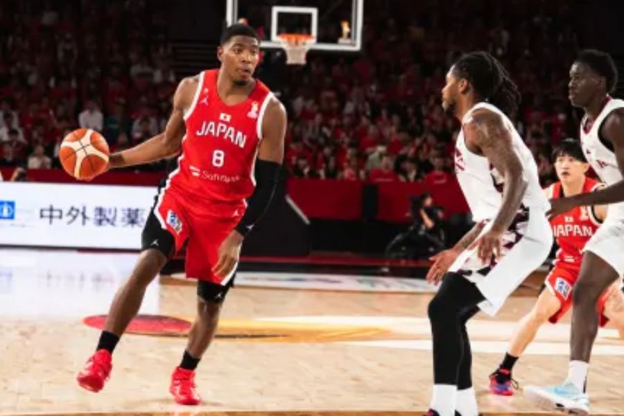 カタール選手と対峙する八村塁（左）【写真：FIBA提供】