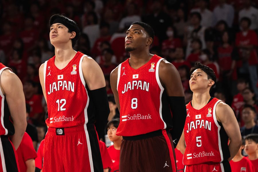 カタール戦で整列する渡邊雄太、八村、河村勇輝（左から）【写真：FIBA提供】