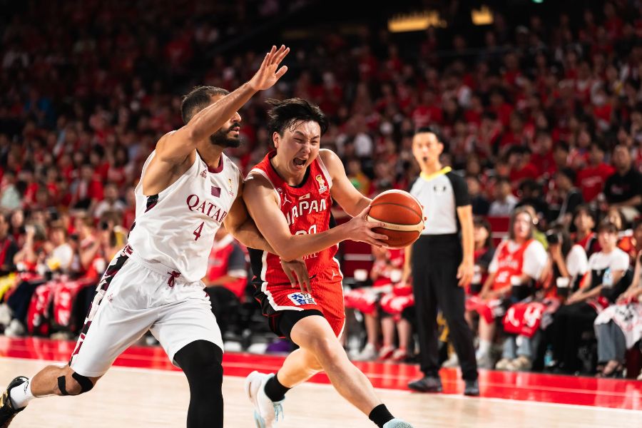 カタール戦に出場した富永啓生（右）【写真：FIBA提供】