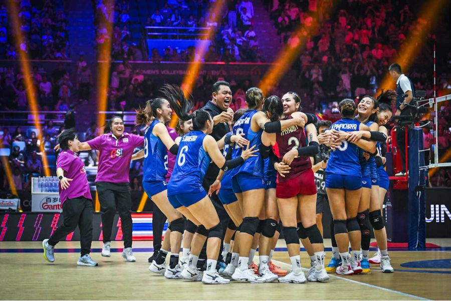 準決勝で日本を破り、アジア選手権を制したタイ代表【写真:Volleyball World提供】