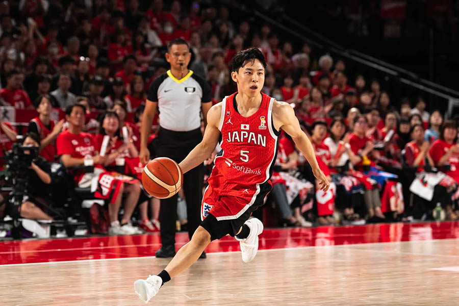 カタール戦で両軍最多10アシストをマークした河村勇輝【写真:FIBA提供】