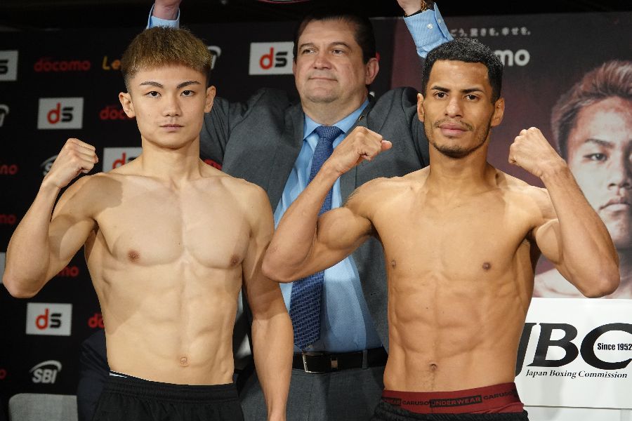 前日計量をクリアした吉良大弥（左）とカルロス・カニサレス【写真：澤田直人】