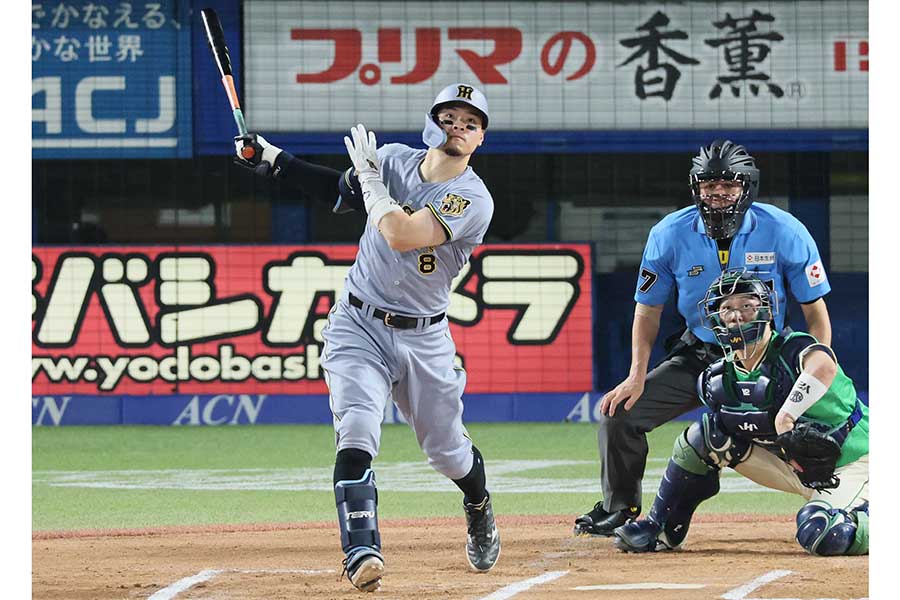 6回に2ランを放った阪神の佐藤輝明【写真：産経新聞社】