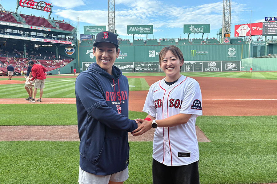 フェンウェイ・パークで吉田正尚（左）と握手する岩井千怜【写真：マネジメント会社提供】