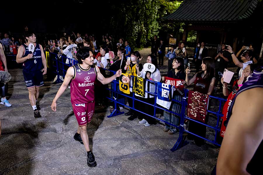 ティップオフセレモニーでブースターの歓声に応える川崎の篠山竜青（7番）【写真：B.LEAGUE】