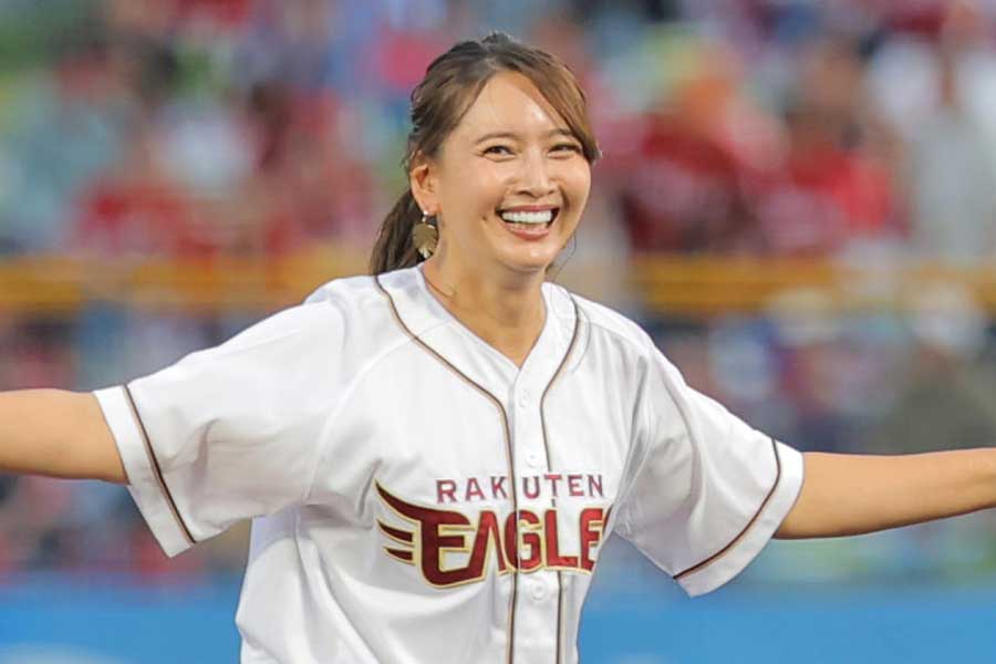 楽天―オリックス戦で始球式を務めた加藤夏希【写真:産経新聞社】