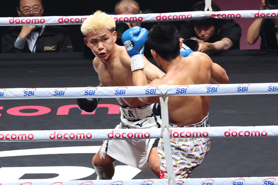 デビュー2戦目に臨んだ藤木勇我(左)【写真:山口比佐夫】
