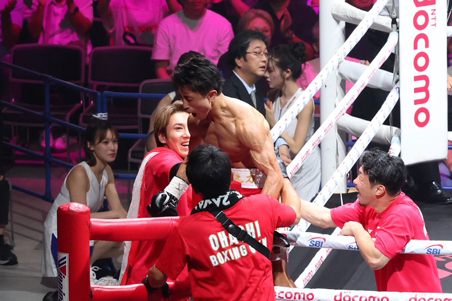 初回KOで世界王座を獲得した石井武志【写真：山口比佐夫】