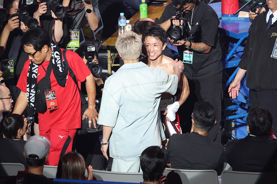 初回KOで世界王座を獲得した石井武志を、井上尚弥も祝福した【写真:山口比佐夫】