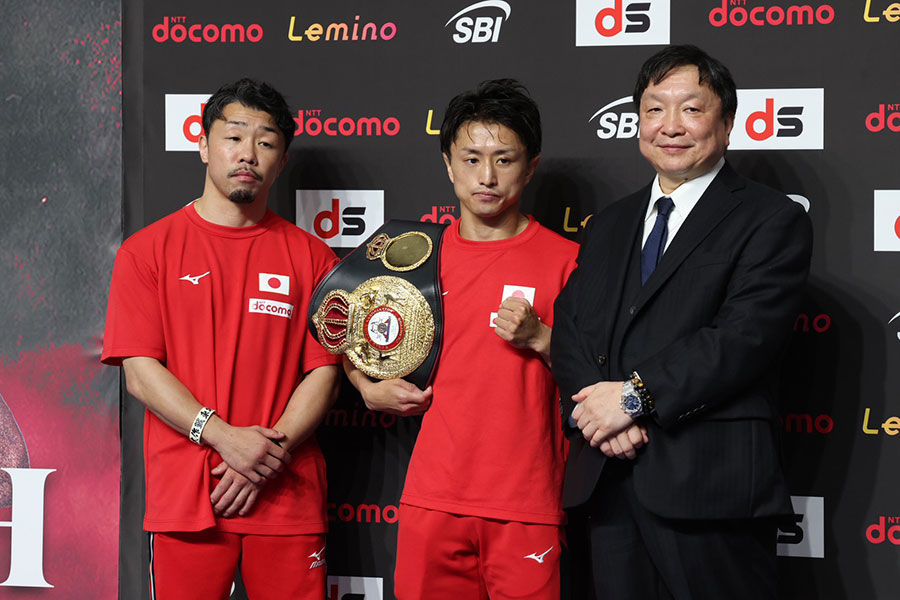 左から八重樫トレーナー、石井武志、大橋会長【写真:山口比佐夫】