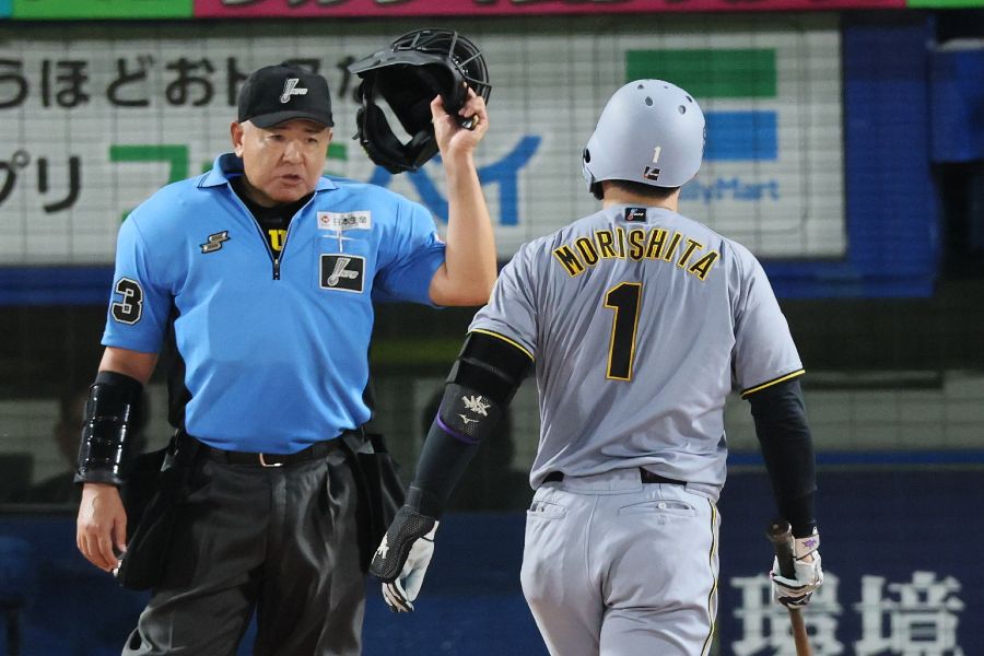 球審に話しかける森下翔太【写真:産経新聞社】