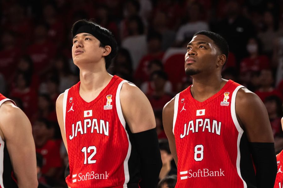 カタール戦に出場した渡邊雄太(左)【写真:FIBA提供】