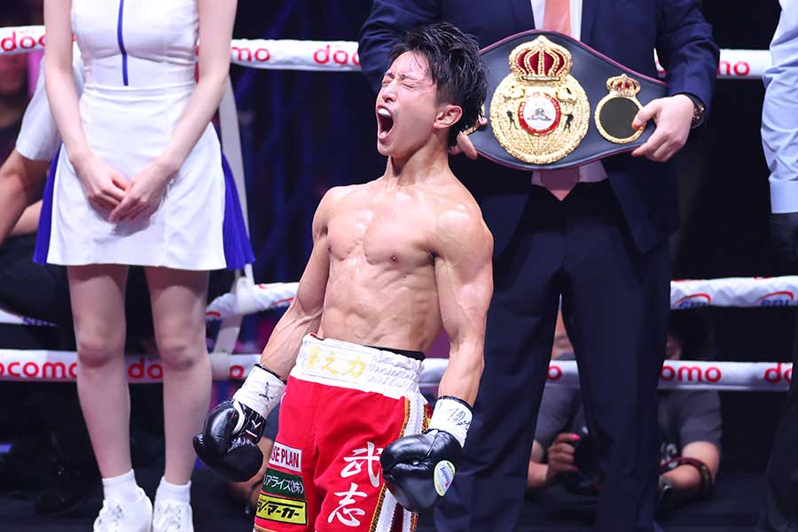 初回KOで世界王座を獲得した石井武志【写真：YUTAKA/アフロスポーツ】