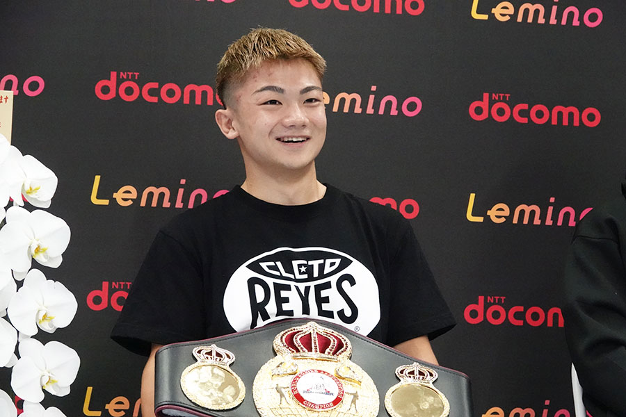 一夜明け会見で笑顔を見せた吉良大弥【写真：澤田直人】