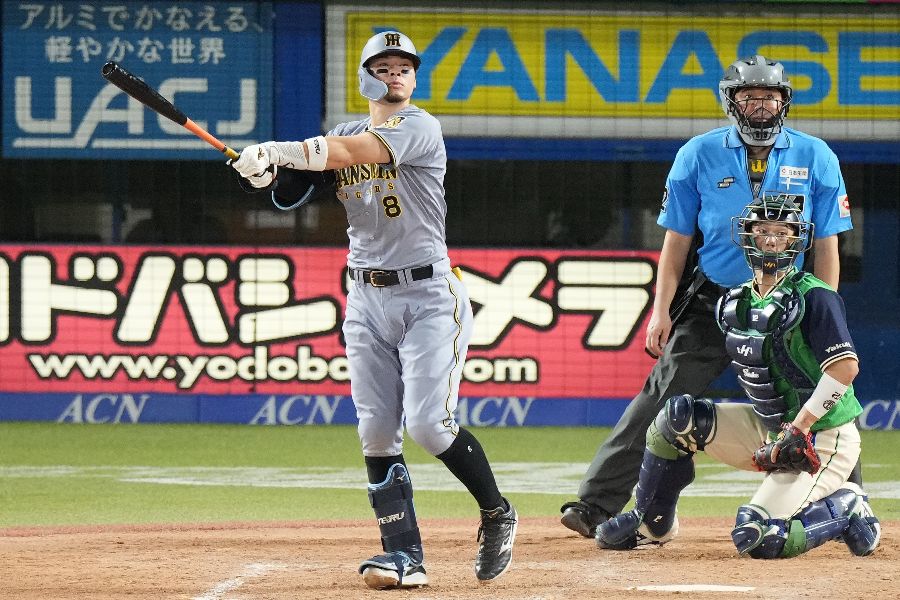 ヤクルト戦で34号を放つ阪神・佐藤輝明【写真：産経新聞社】