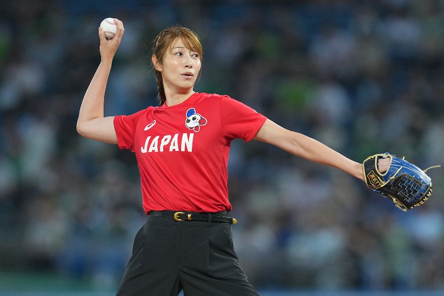 始球式を務めた狩野舞子さん【写真：産経新聞社】