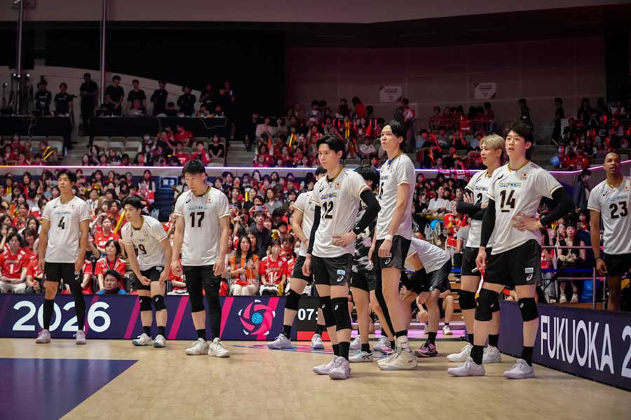 オマーン代表と対戦した日本代表【写真：Volleyball World提供】