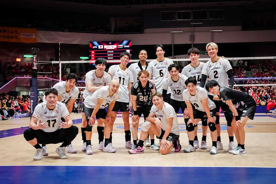 オマーンに勝利したバレーボール男子日本代表【写真:Volleyball World提供】