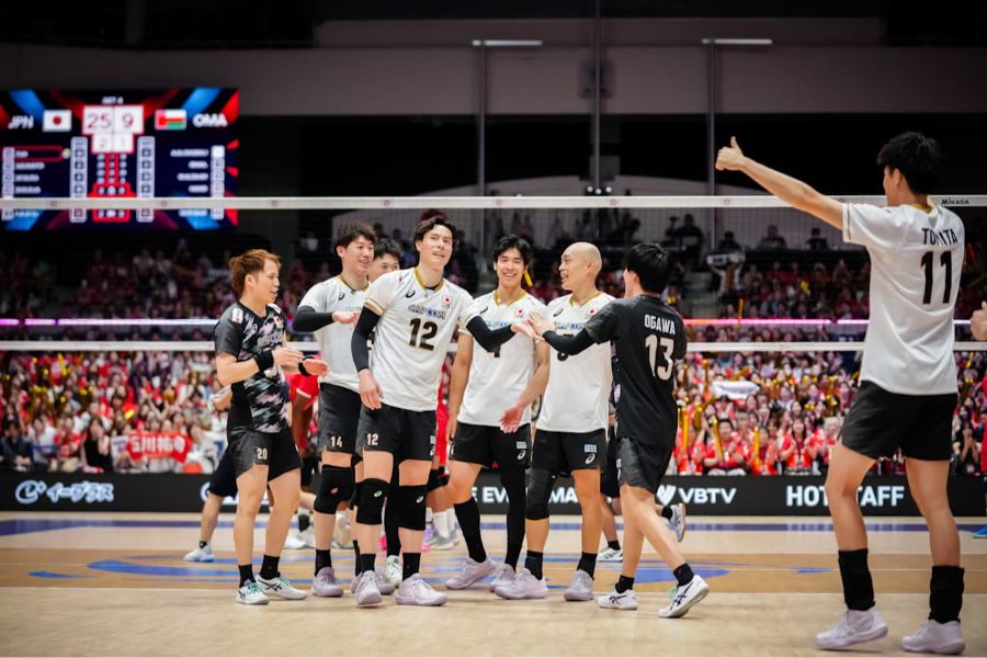 オマーン代表と対戦した日本代表【写真：Volleyball World提供】