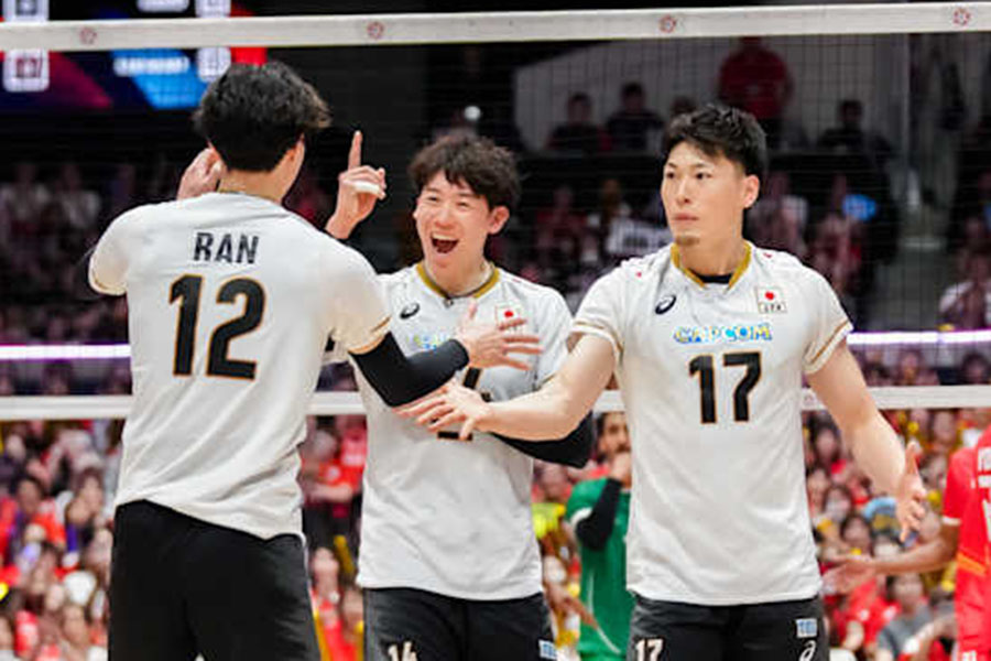 オマーン戦に出場したバレー日本代表の西本圭吾（右）【写真：Volleyball World提供】
