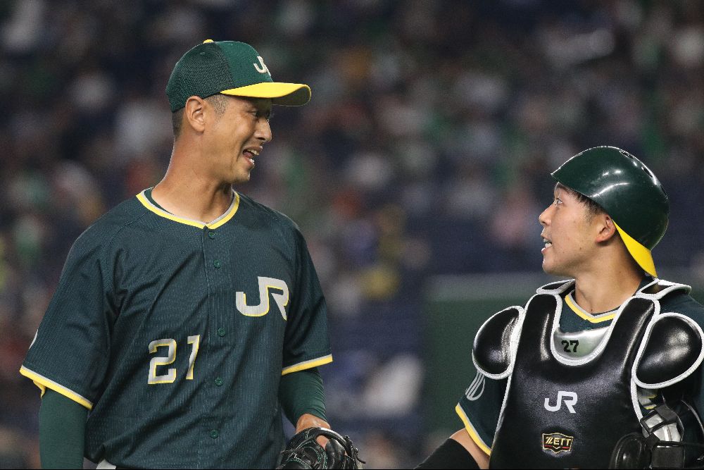 13年ぶりの都市対抗で楽しげな吉田(左)【写真:羽鳥慶太】