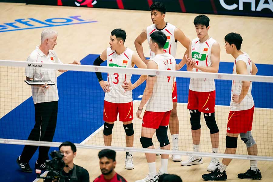 選手たちに指示を出す中国のヴィタル・ヘイネン監督(左)【写真:Volleyball World提供】